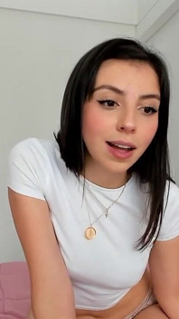 Linda Alice, uma latina com um rosto angelical, adora foder os paus de seus fãs! Ela gosta de vê-los molhados e eretos!
