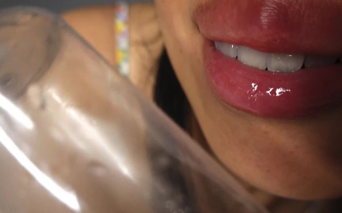 Asmr_mouth: Guarda come gioco con me stesso