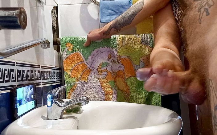 Sweet July: Im badezimmer hilft mir ein mädchen, meinen schwanz zu masturbieren