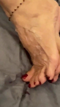 Il miglior footjob con grandi archi da una donna matura super sexy
