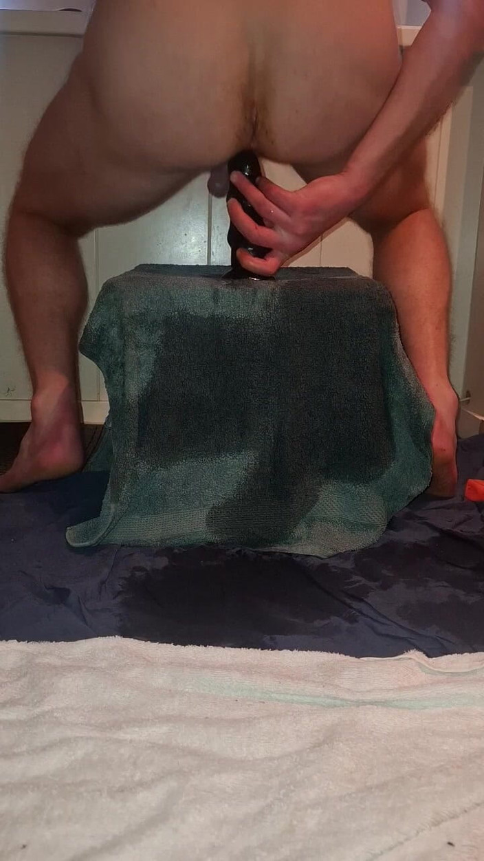 NoFace Twink X: Bărbat sexy solo călărindu-și vibratorul dimineața