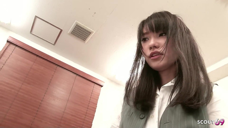 Asian porn collection: Tři japonské dívky v kanceláři svádějí jednoho chlapce k necenzurované...