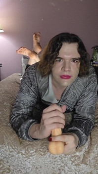 Nebinary Femboy dělá nějaký trénink krku, zatímco dělá pózu