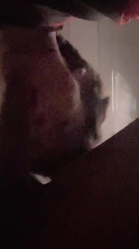 Masturberend kijk ik naar porno met mijn vriend, zuig ik hem af en hij komt klaar in mijn mond