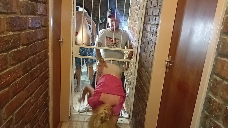 18blondteen: Même si je suis mis à la terre, mon beau-père ne...