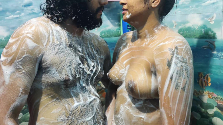 Vaigavarun45: Romance dans le bain avec branlette et verrouillage à lèvres
