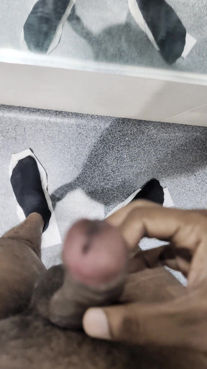 Mrhorny4u96: Eu estou me masturbando em um banheiro público