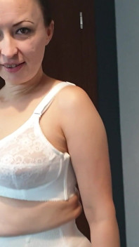 Đồ lót cổ điển trêu chọc, bao gồm quần lót, bulletbra và vớ nylon chính hãng.