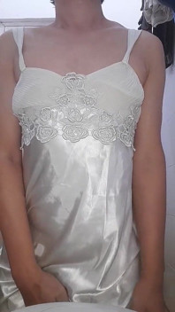 Asijský crossdresser na sobě má dlouhý hedvábný noční šat