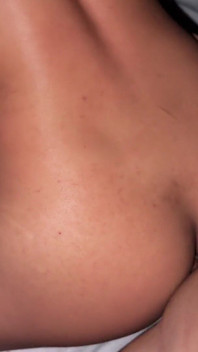 Un bel ragazzo twink seduce il suo coinquilino e finisce per scoparlo!
