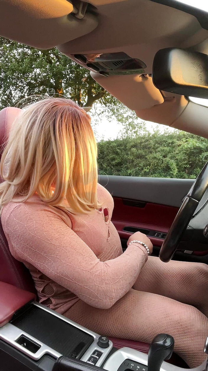 Kellycd2022: Amateur crossdresser Kellycd2022 sexy milf disfrutando de su coche nocturno...