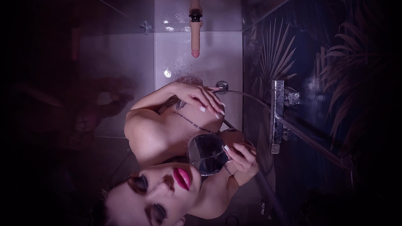 Miss Alessa Milano: Thợ sửa ống nước đã bí mật lắp đặt một máy ảnh trong phòng...