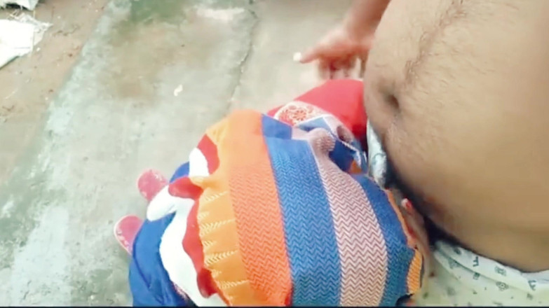 Amit yadav: Bhabhi bertetek besar mengambil spam pada susu buah dada besarnya