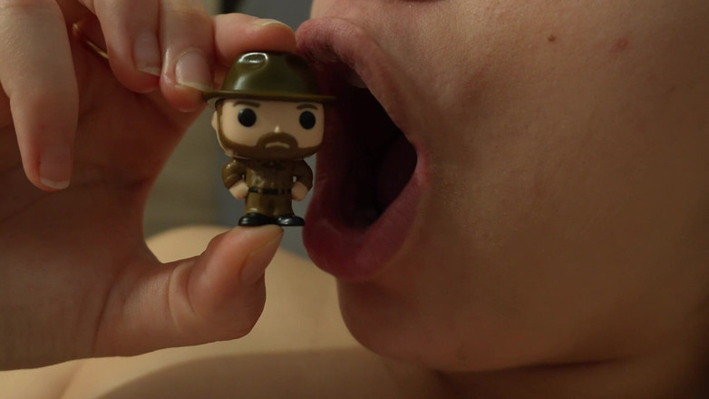 AmayaMori: Giantess Loszka zjada małego człowieka i ssie go