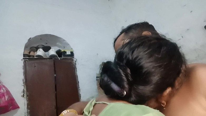 Yourgeeta8899: Adik tiri ngeliat adik tirinya ngeliat cowok ini lagi asik...