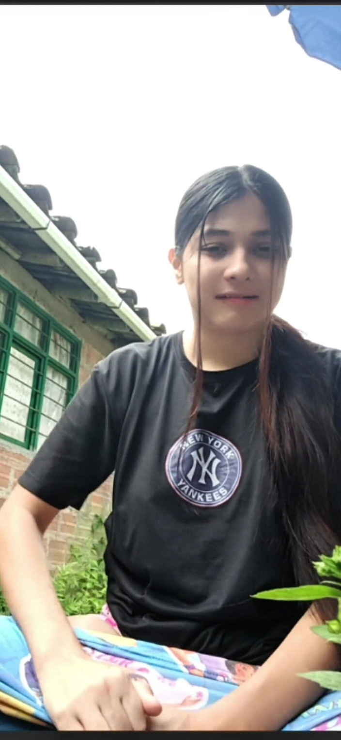 Yulieth Gomez: Seksi kız hayranları için yayın yapıyor ve kendine dokunuyor