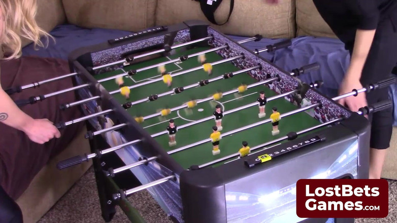 Lost Bets Games: Zwei beste freunde navigieren in diesem komdischen Strip-Foosball-spiel