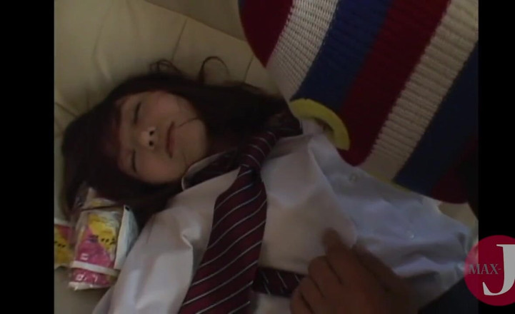 Asian happy ending: 털이 무성한 일본 창녀가 다리를 벌려 보지 따먹히다