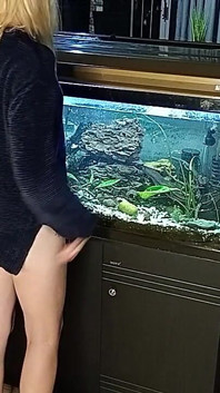 내 몸집이 작은 금발 걸프리엠을 손가락으로 따먹어