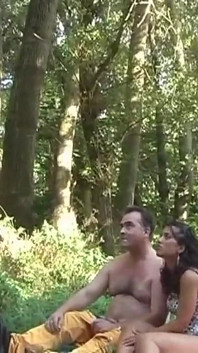 Sto scopando con mio marito quando uno sconosciuto arriva e scopa con noi diventando un trio