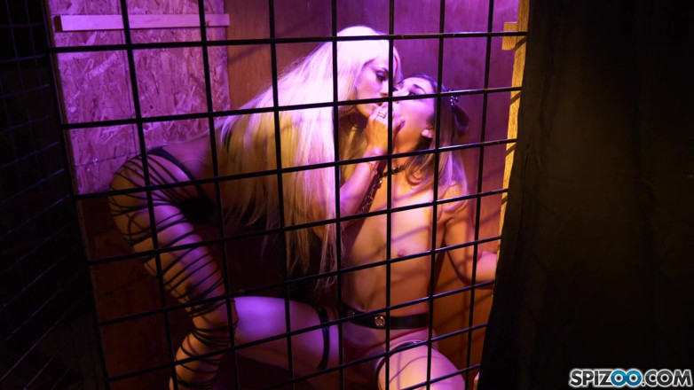 Intimate Lesbians: Lesbische slavenkooi met Kat Monroe en Luna Star