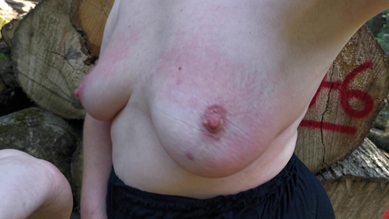 Bouncy Tits Action: Tette in abito nero - schiaffi all'aperto