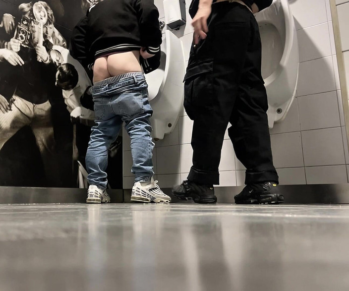 AmateurBoysPissing: Ein Tag auf den öffentlichen Toiletten des Einkaufszentrums