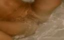 Perfect Porno: Teen mit kleinen titten fingert ihre muschi am strand
