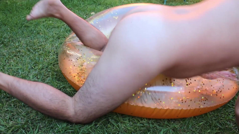 Inflatable Lovers: Nuoto luccicante