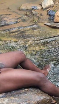 Bystiga MILF ville ha en Min kuk vid byns ström och hon tog det som en tik hon är