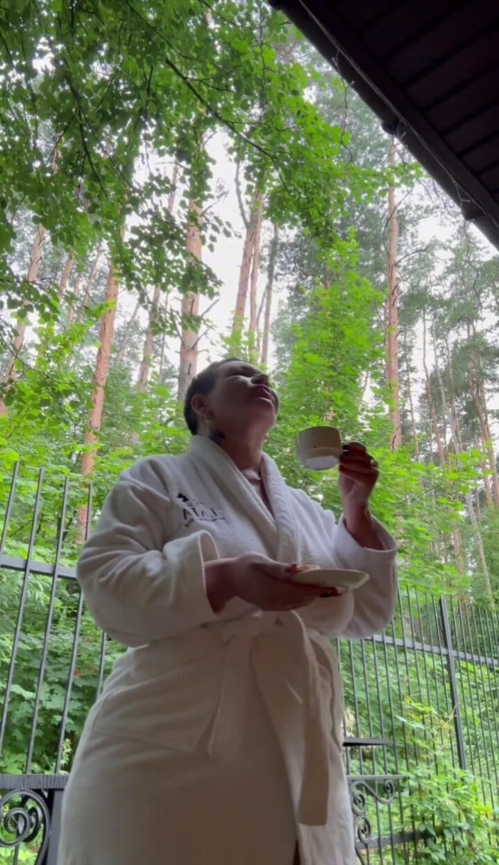 KarmenMilf: Мачеха С Большими Сиськами И Задницей Показывает Свои Мокрые Дырки