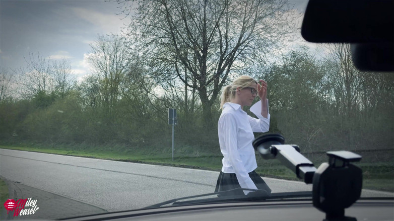 Miley Weasel: Uległy niewolnik z zawiązanymi oczami nago podczas jazdy autostradą