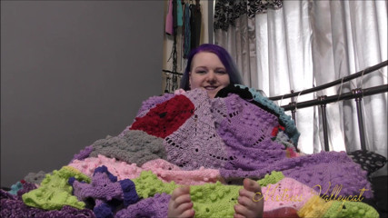 Mxtress Valleycat: Close up foot worship in bed