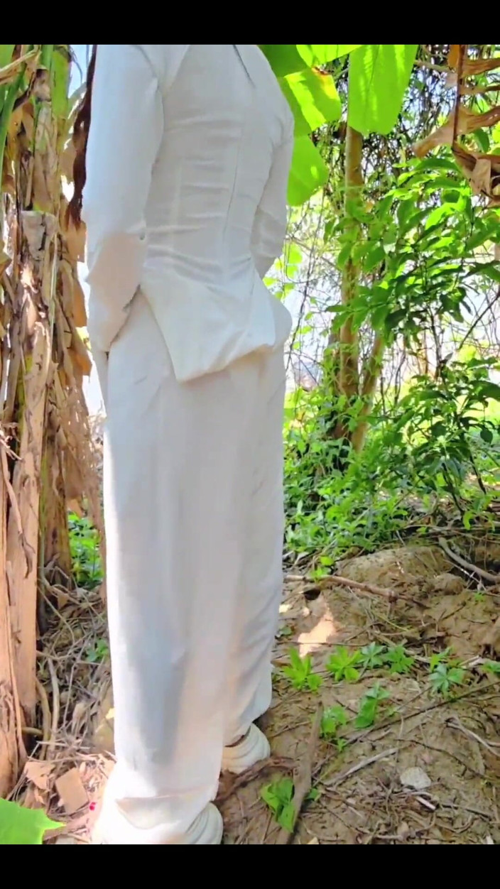Suriokawa: Follando rápido con Ao Dai en la banana thicket junto...