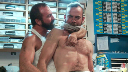 Bound gods: Chịch trói buộc dầu động cơ trong cửa hàng kim loại