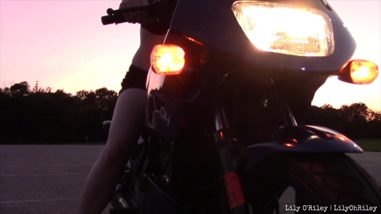 Lily O'Riley: Bikini Sportbike Riding (wmv)