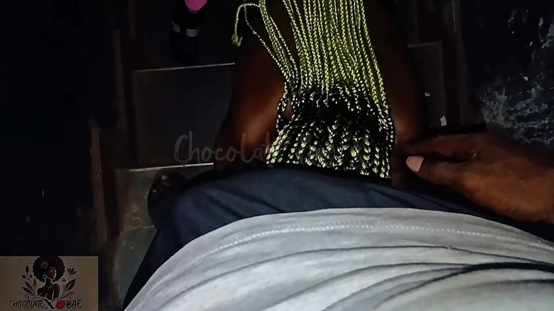 Naturelle Chocolat: Cewek sange ini nyepong kontol besar pria ini supaya dia...