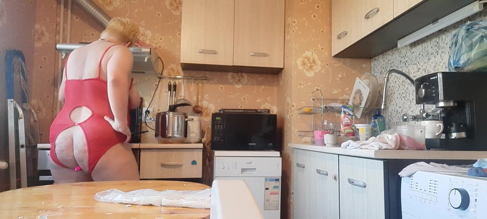 Putarankahotmilf: Готовлю в сексуальном нижнем белье и сочной в моей заднице