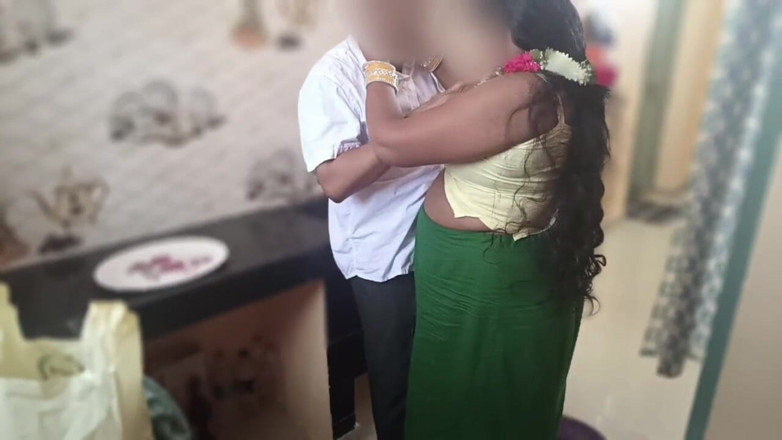 Telugu-fuckers: Desi stiefmoeder geneukt in de keuken, ik neukte haar om...