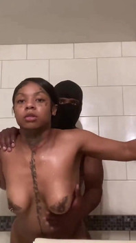 Bela tatuada rabuda fodida de quatro por grande pau preto!
