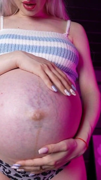 3 sutiãs, óleo e tapas na enorme barriga de grávida