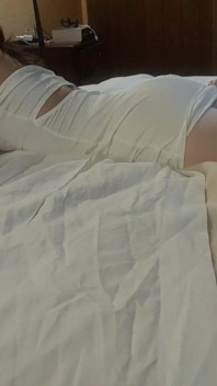 È legata su un letto, scopata in gola e scopata nella fica da un grosso cazzo senza pietà