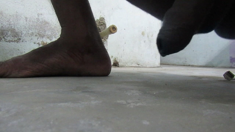 Tamil x cock: Lelaki matang membuatkan pancutan mani menggunakan kabel pengecas mudah alih