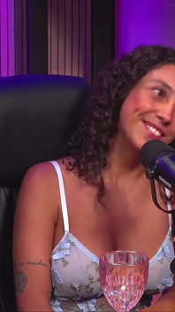 Giovane Latina Con Un Corpo Perfetto E Capelli Ricci Che Dice Porcate