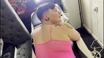 Buggiesmugglr: Femboy Masözünü Çağırıyor