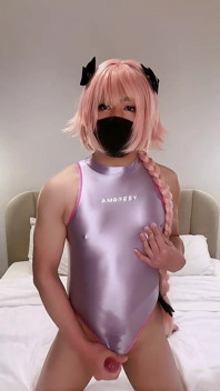 Astolfo Femboy în costum de baie strâmt ejaculează și ejaculează