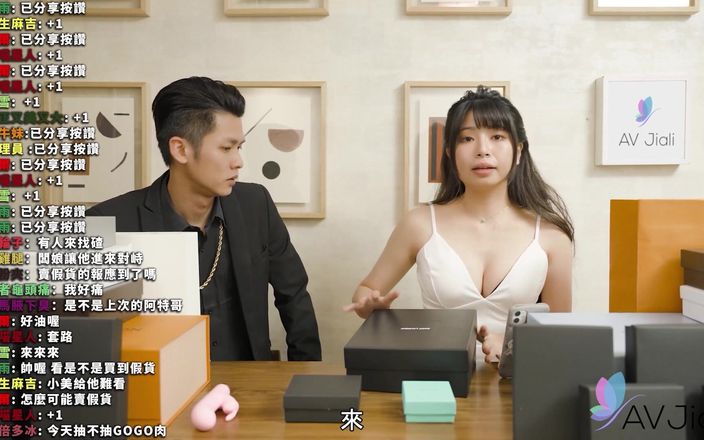 AV Jiali: Xiaomei Sucks and Fucks a Customer While She Is Online...