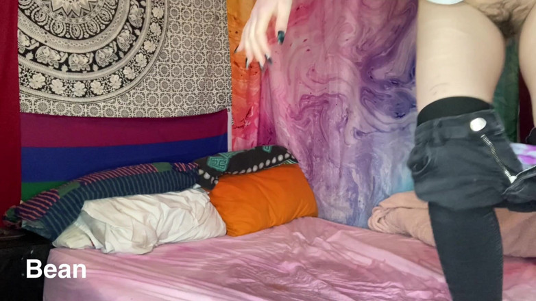 Alice Bean: Pisse sur le lit dans ses vêtements