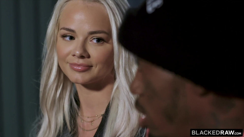 Blackedraw: Blackedraw - L’insatiable Elsa Jean se fait prendre en brochette par 2...