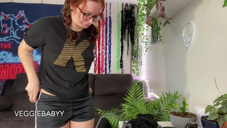 Veggiebabyy: La ragazza stanca sbadiglia mentre si prepara